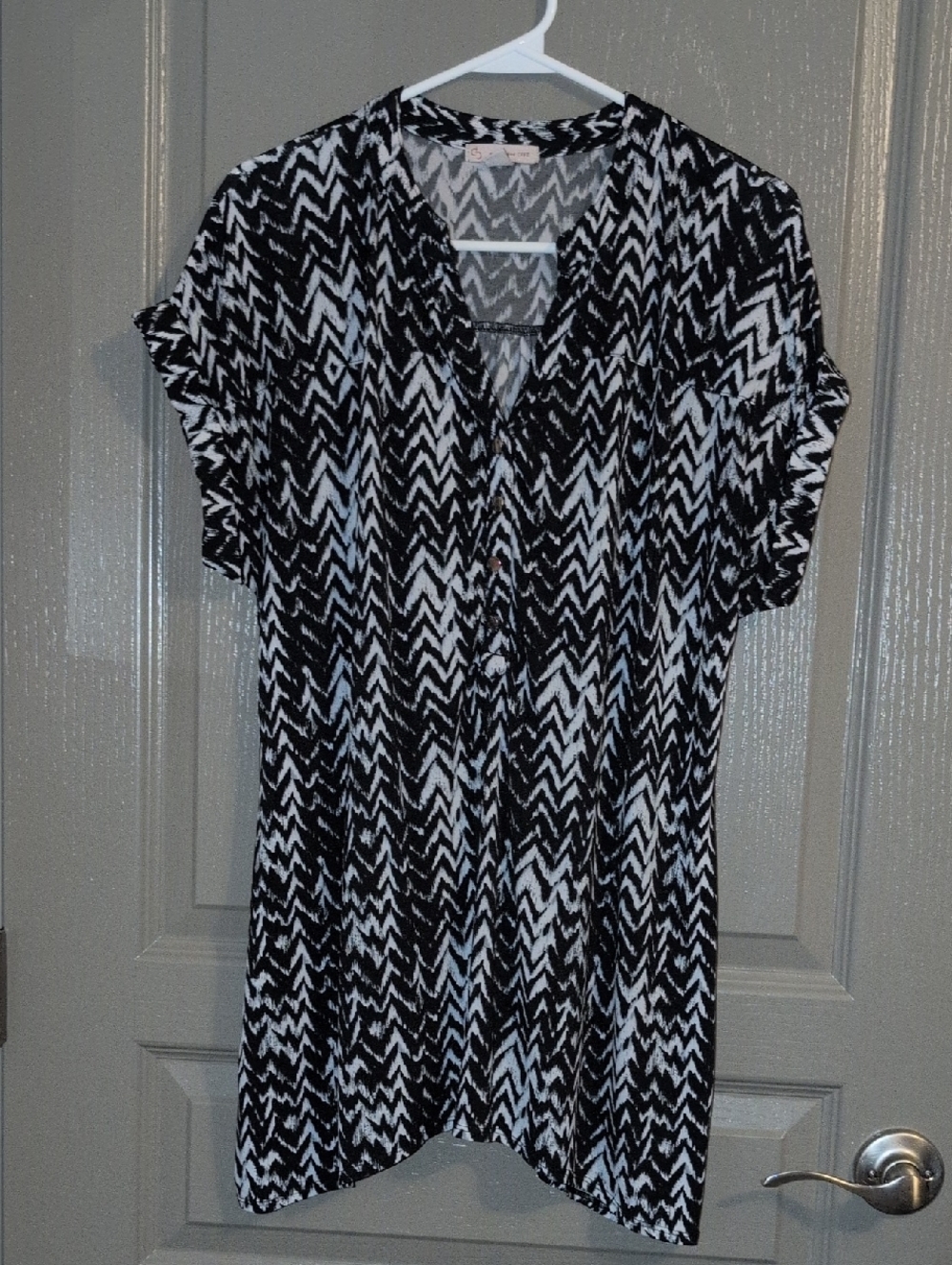Black & White Chevron V-Neck Short Sleeve Tunic